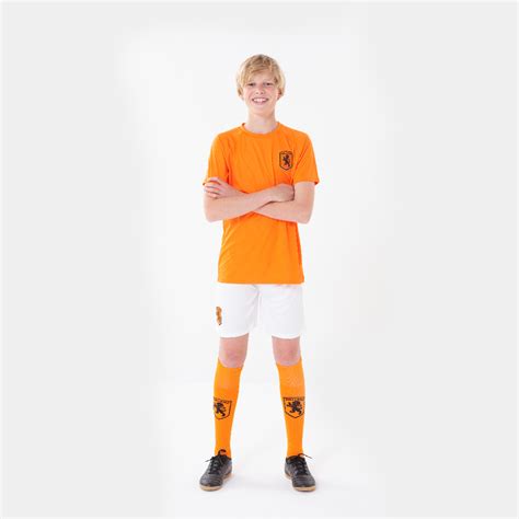 jonge voetbaltenues.